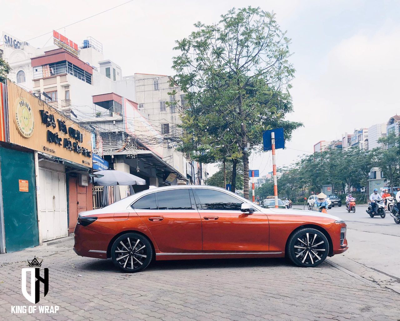 Dán decal xe oto tại Hà Nội style Maybach VinFast đẹp giá rẻ | Kingwrap