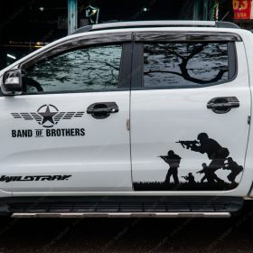Ford Ranger dán tem xe oto phong cách quân đội