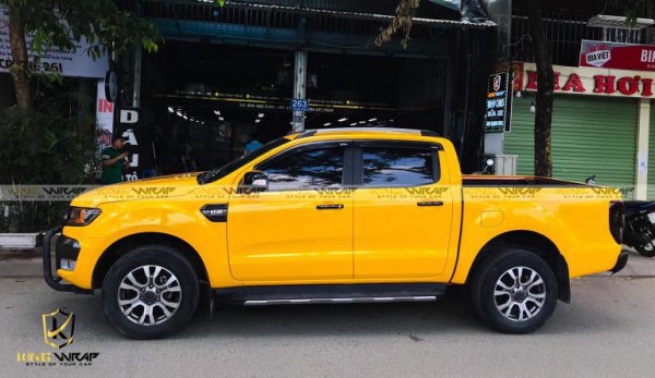 Ford Ranger dán đổi màu vàng bóng
