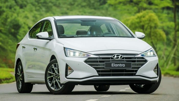 Hyundai Elantra có thiết kế mạnh mẽ, trang bị đầy đủ tính năng hiện đại