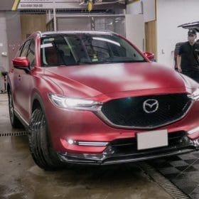 Dán decal đổi màu oto sang Đỏ Lì đậm chất thể thao 2 Cx 5 doi mau sang do mo teckwrap vch401s 4.jpg