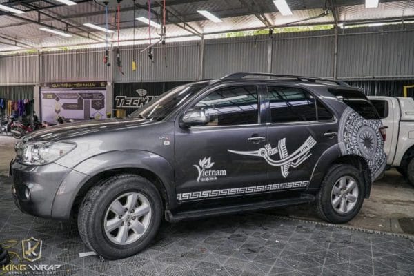 Dán tem sườn trống đồng xe Toyota Fortuner Dán tem sườn trống đồng xe Toyota Fortuner