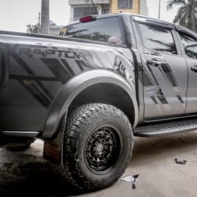 Ranger Raptor dán đổi màu đen lì 3 Ranger Raptor doi mau xam sang den li Teckwrap CM01 Tem suon den bong CG01 4.jpg
