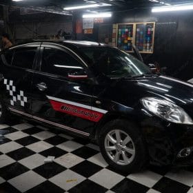 Nissan Sunny dán tem xe oto đẹp giá rẻ 1 Sunny tem suon4