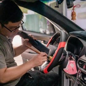 Học nghề chăm sóc xe ô tô ở đâu uy tín? 2 anh cham soc xe14.jpg