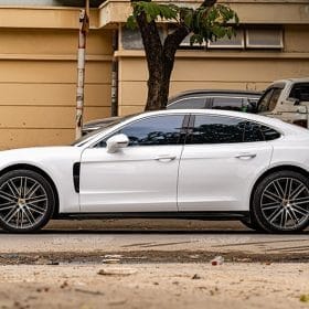 dan doi mau trang Porsche panamera 2 min