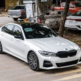 dan noc oto bmw 330 i 1 min