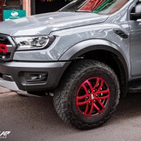 Dán càng trước + lazang xe Ford Ranger Raptor bằng decal chrome màu đỏ 2 lazang xe ranger raptor 4