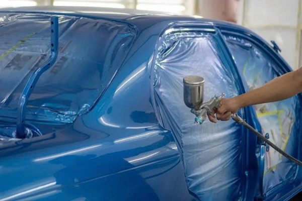 So sánh wrap đổi màu và sơn xe: Ưu nhược điểm, chi phí và độ bền