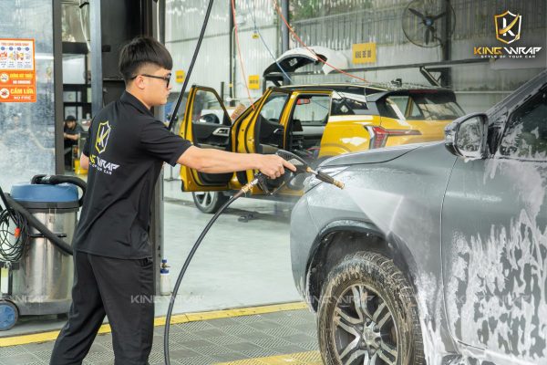 Bảng giá chăm sóc xe ô tô: So sánh và lựa chọn gói tốt 1 Rửa Xe Ô Tô Đúng Cách: 5 Bước Làm Sạch, Nâng Tầm Đẳng Cấp