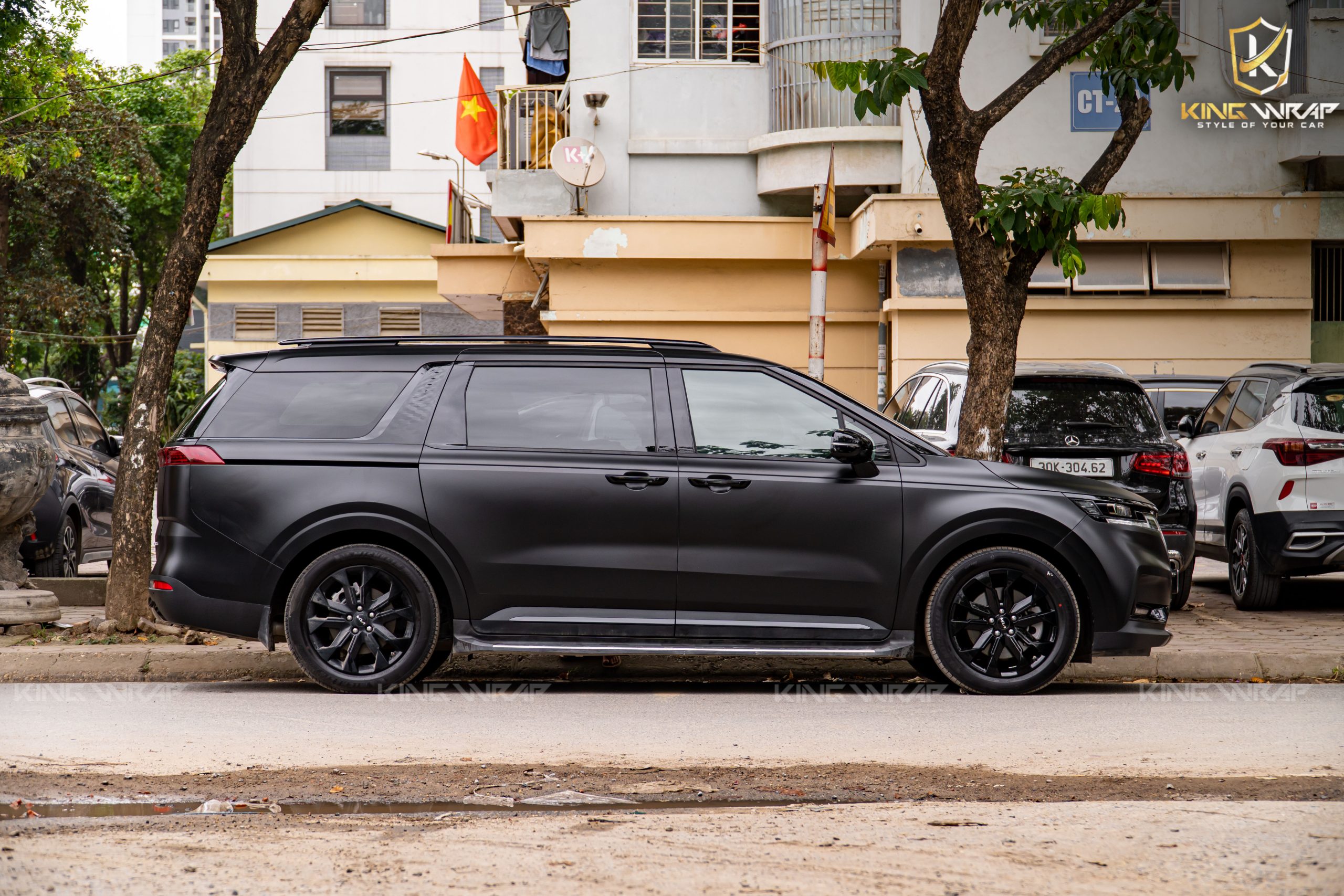 Kia Carnival doi mau den li Teckwrap CM01M (1)