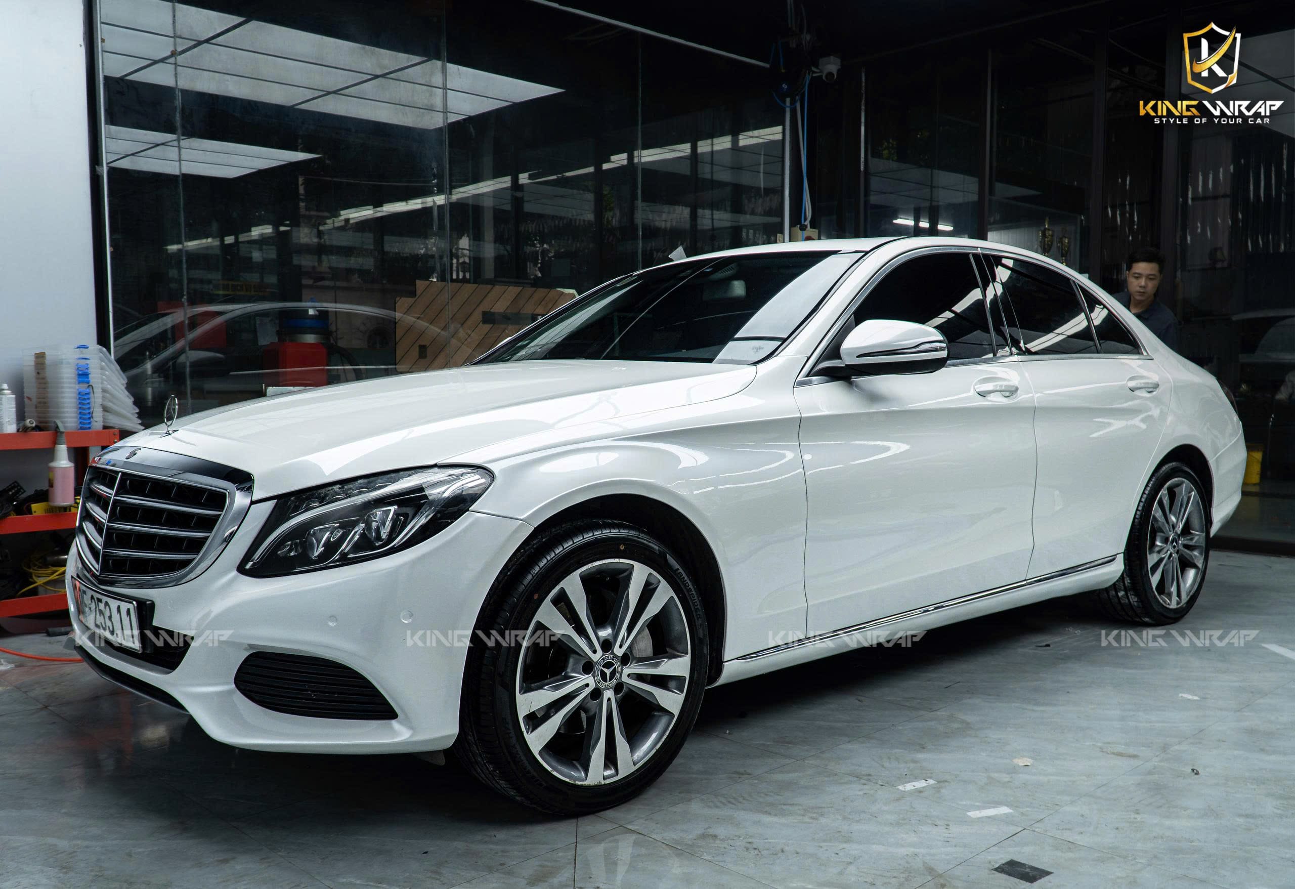 Dán decal đổi màu trắng xe Mercedes E250 – Nâng tầm vẻ đẹp sang trọng và tinh tế