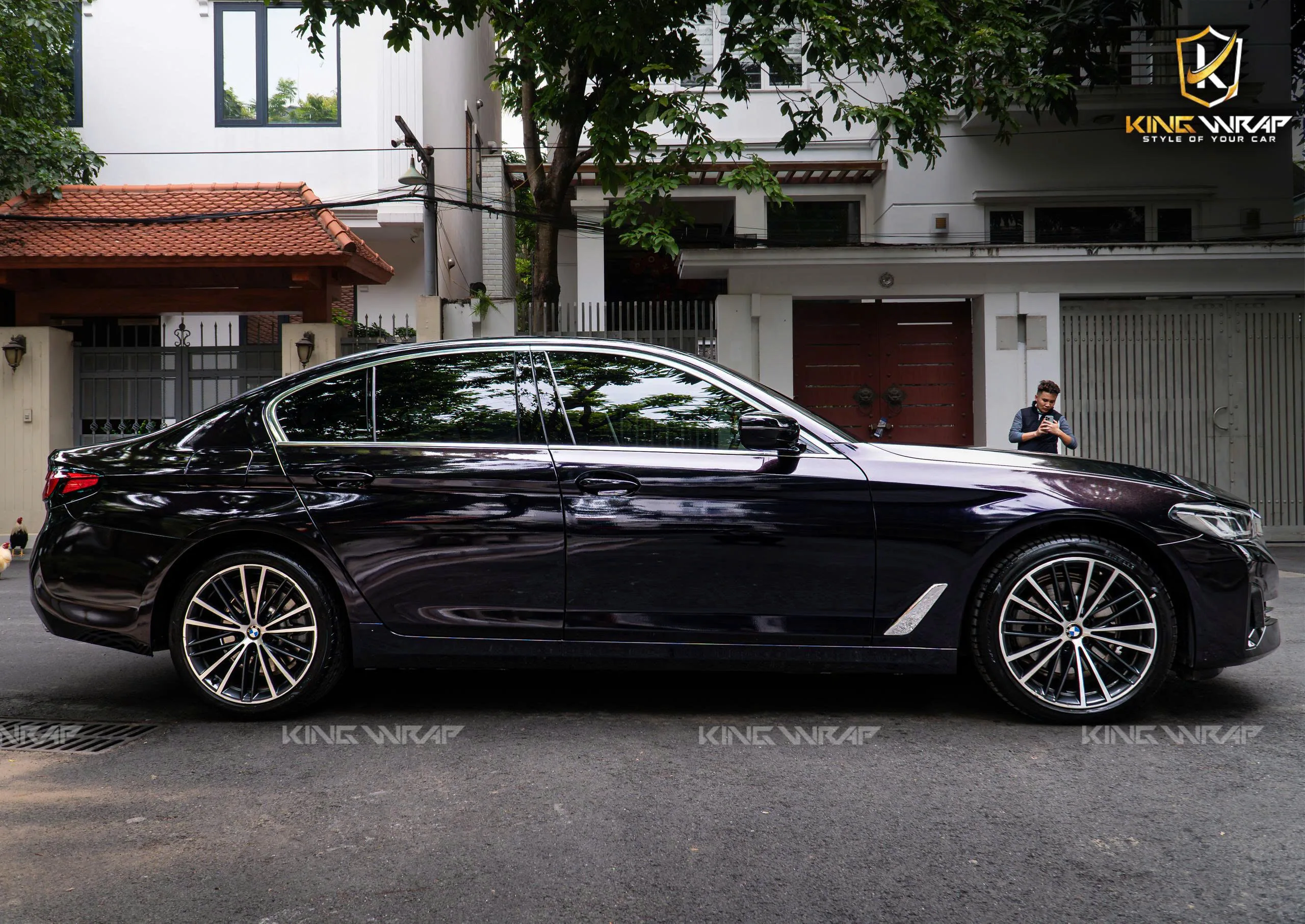 Dán đổi màu đen ánh nhũ hồng tím xe BMW 520i – Vẻ đẹp huyền bí, khác biệt trong từng góc nhìn