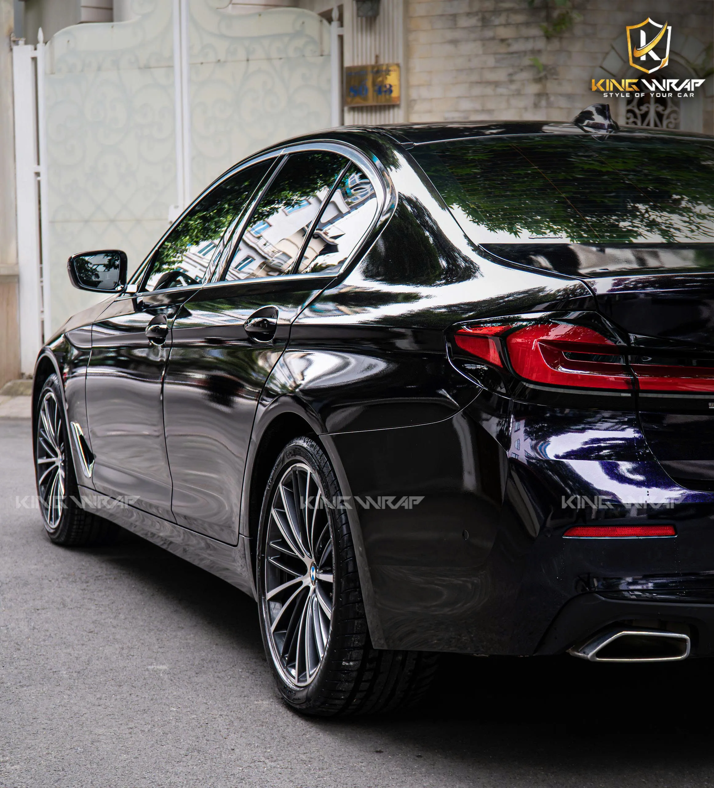 Dán đổi màu đen ánh nhũ hồng tím xe BMW 520i – Vẻ đẹp huyền bí, khác biệt trong từng góc nhìn