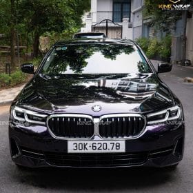 Dán đổi màu đen ánh nhũ hồng tím xe BMW 520i 3 Dán đổi màu đen ánh nhũ hồng tím xe BMW 520i – Vẻ đẹp huyền bí, khác biệt trong từng góc nhìn