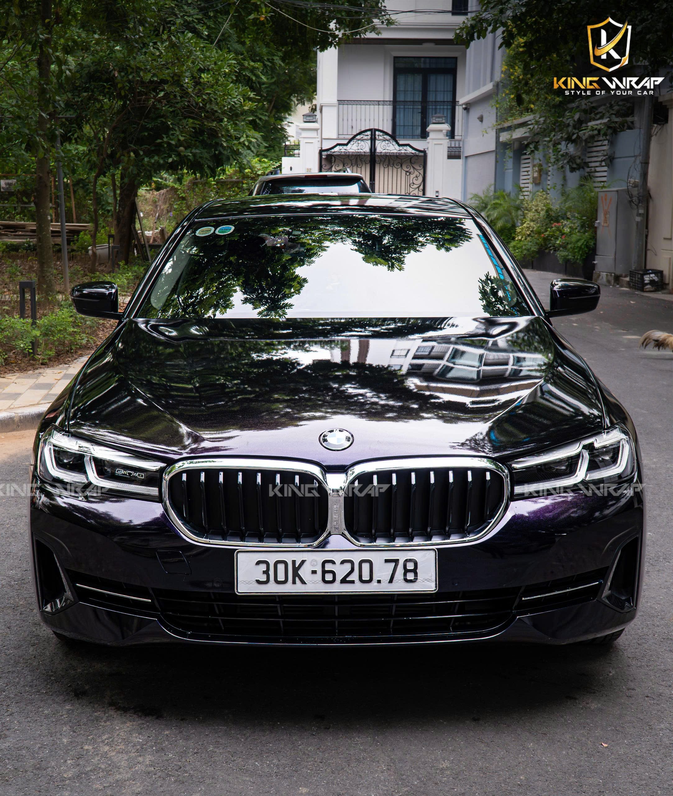 Dán đổi màu đen ánh nhũ hồng tím xe BMW 520i Dán đổi màu đen ánh nhũ hồng tím xe BMW 520i