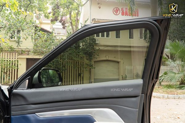 Film cách nhiệt xe ô tô đen hay trong suốt tốt hơn?