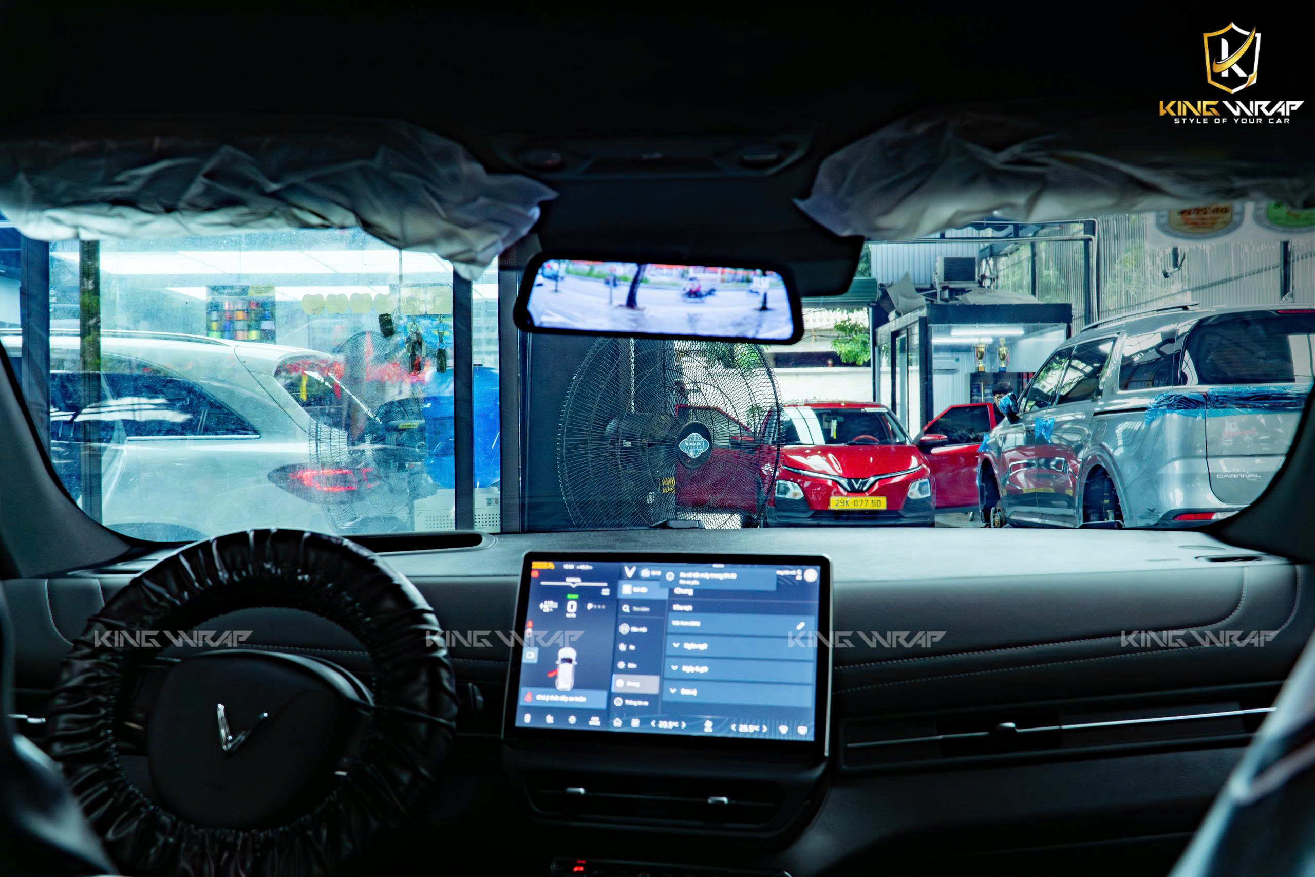 Dán phim cách nhiệt buổi tối có nhìn rõ khi lái xe không?