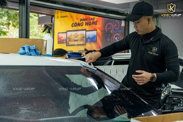 Film cách nhiệt xe ô tô đen hay trong suốt tốt hơn?