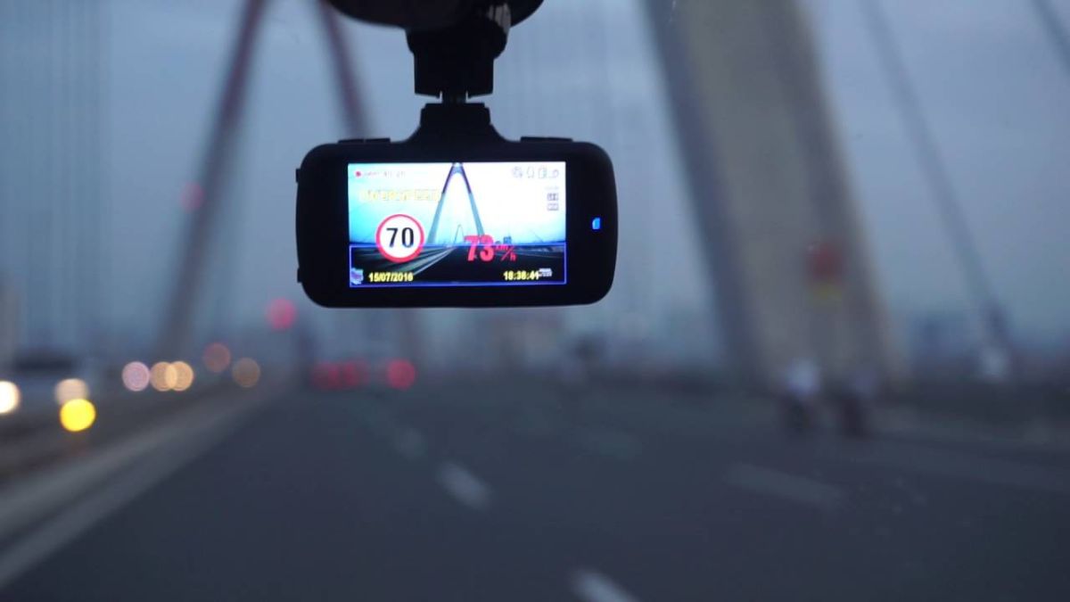 Camera Hành Trình Có Cảnh Báo Tốc Độ Là Gì? Có Nên Lắp Không?