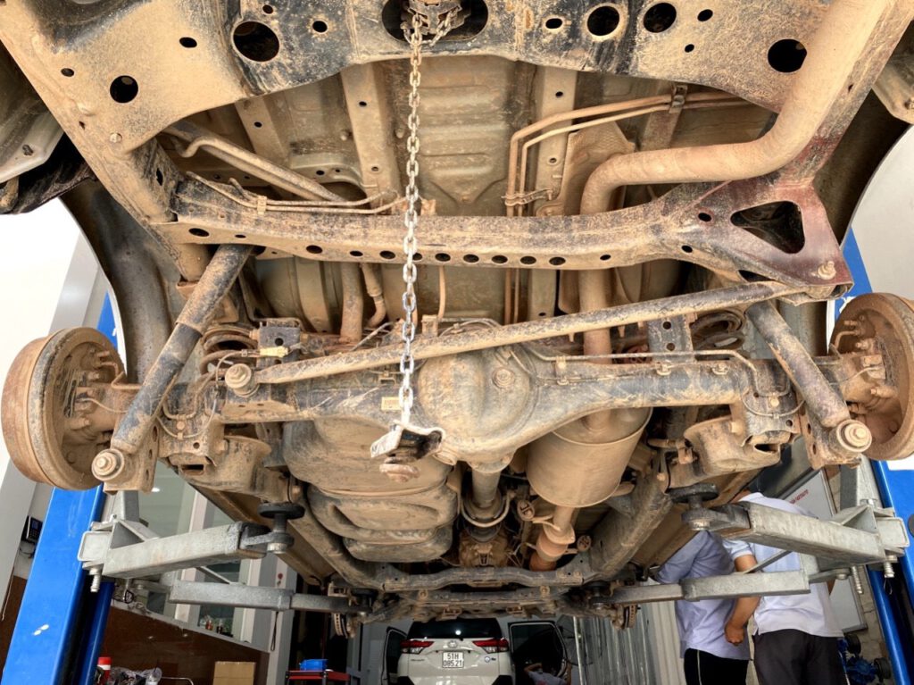 Có Nên Sơn Phủ Gầm Xe Ô Tô Không?