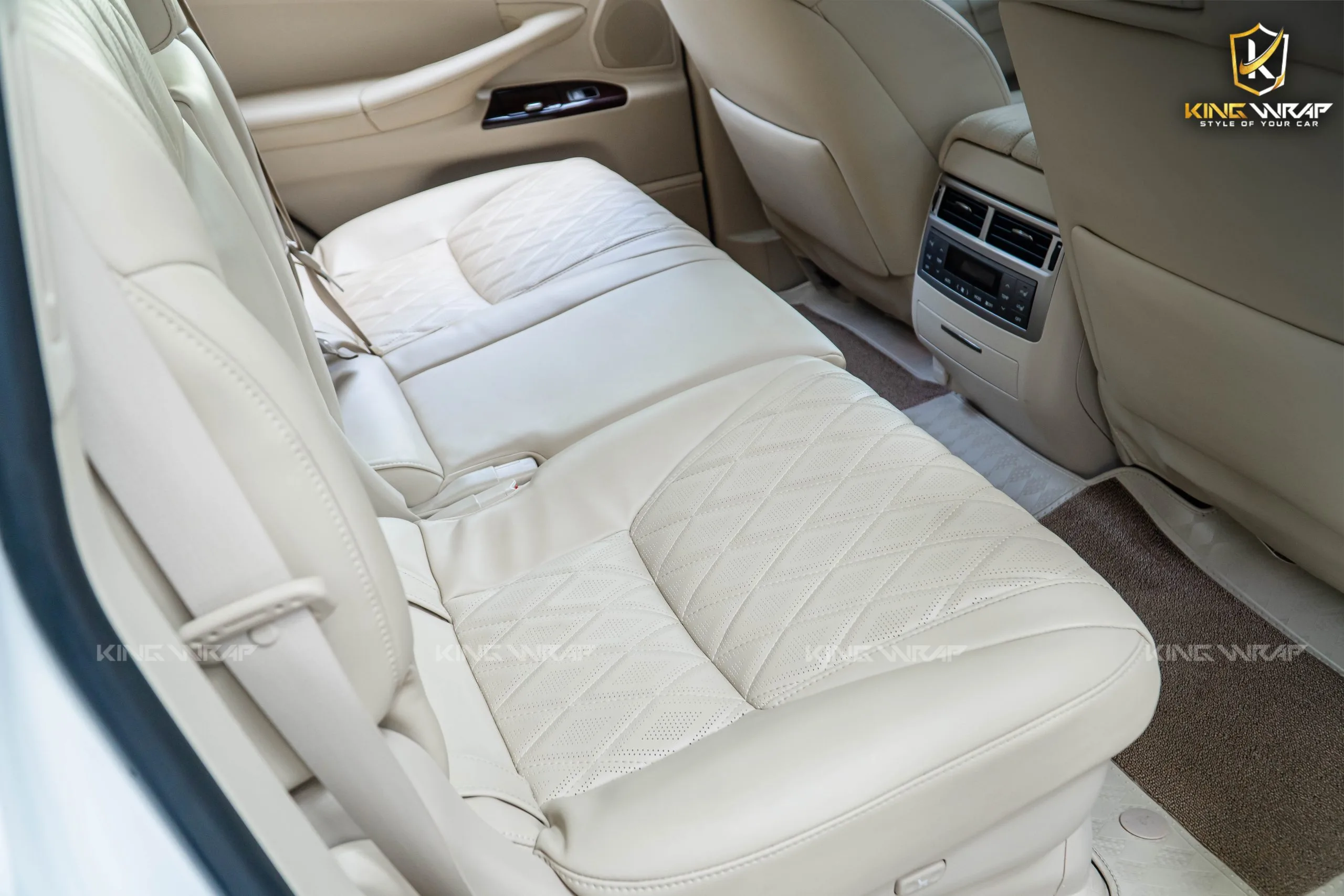 Vệ sinh nội thất xe ô tô chuẩn từ chuyên gia KingWrap