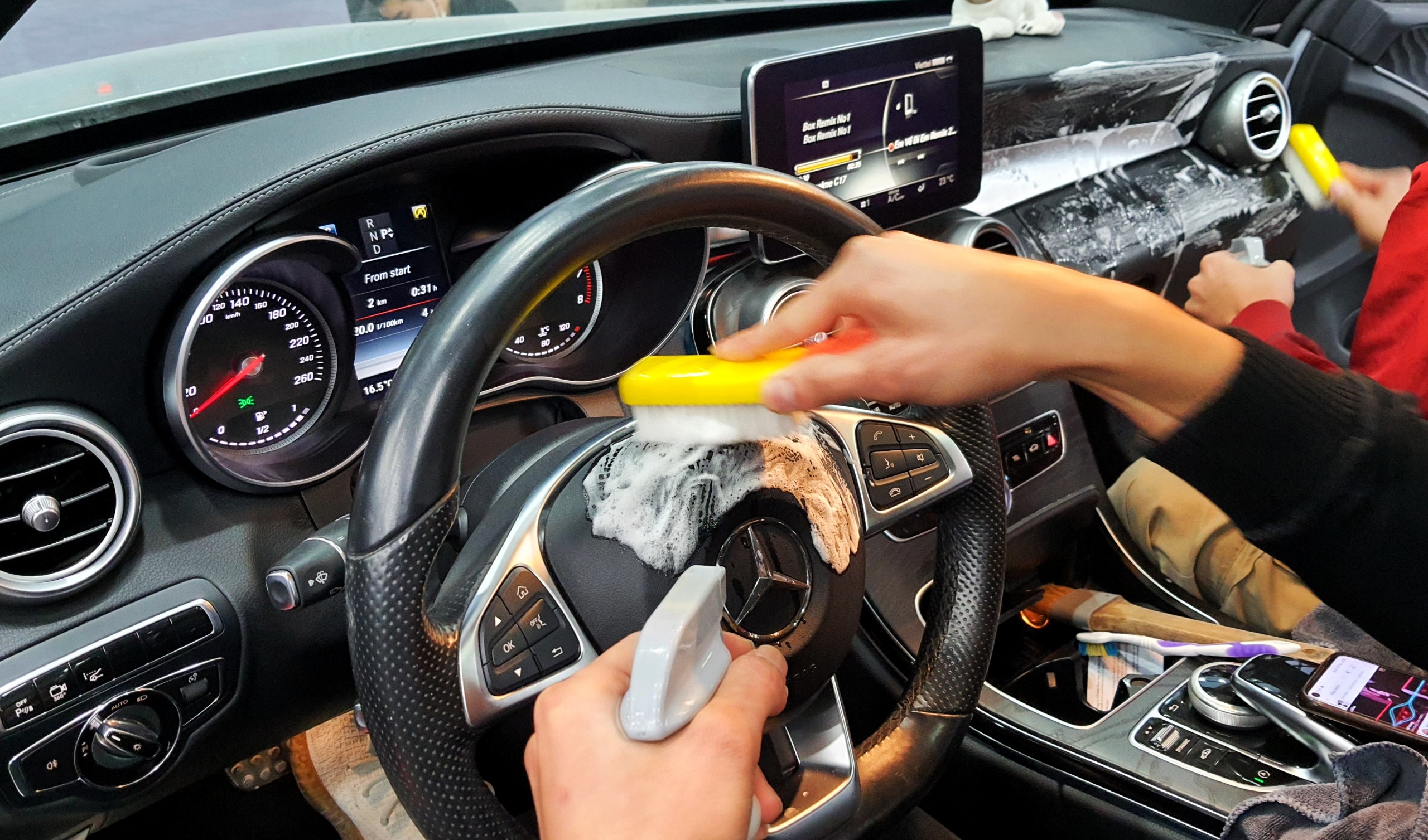 Cách vệ sinh nội thất xe ô tô đúng chuẩn, sạch sâu và an toàn