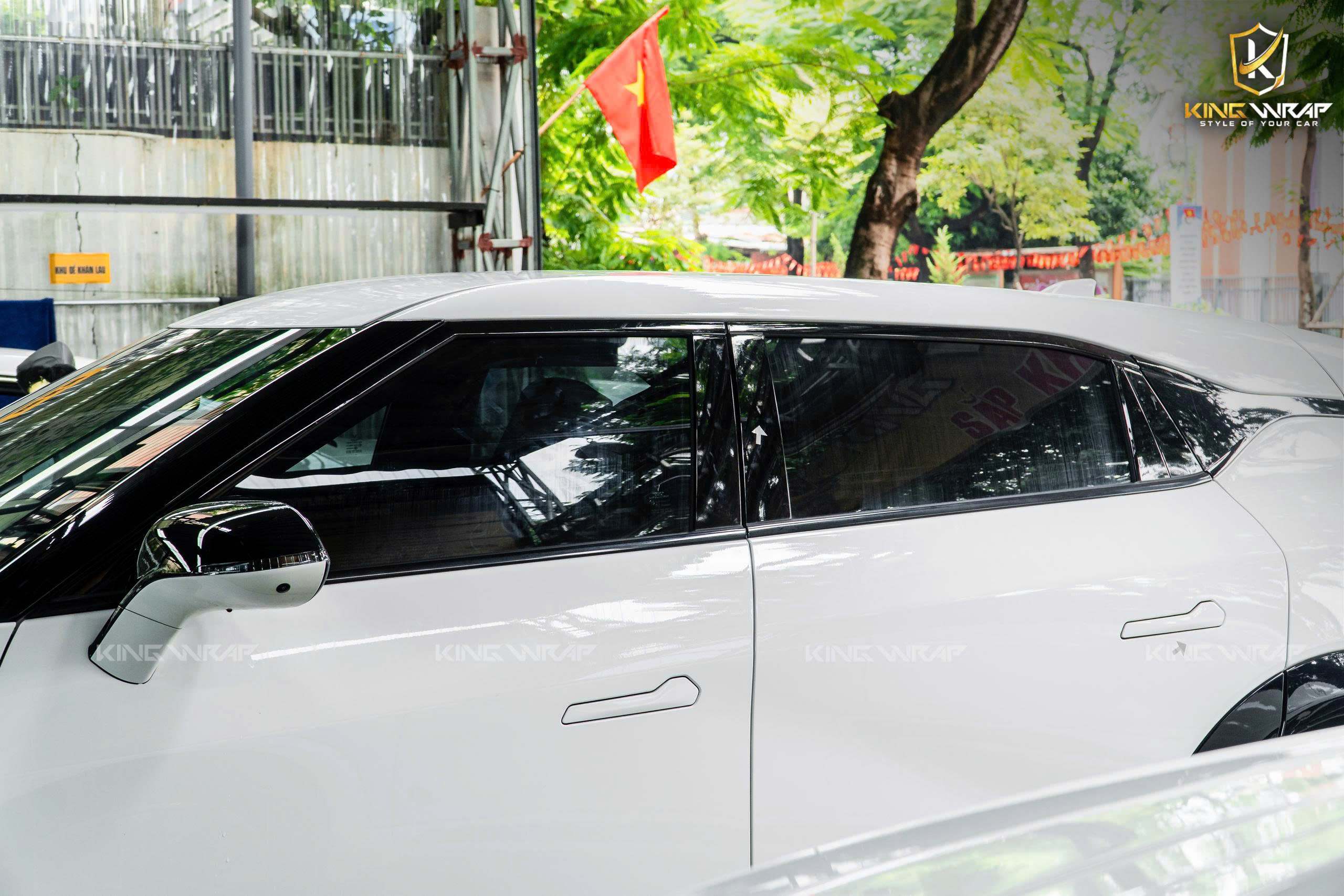 Phim cách nhiệt dán cửa sổ xe ô tô bảo vệ toàn diện cho người và xe