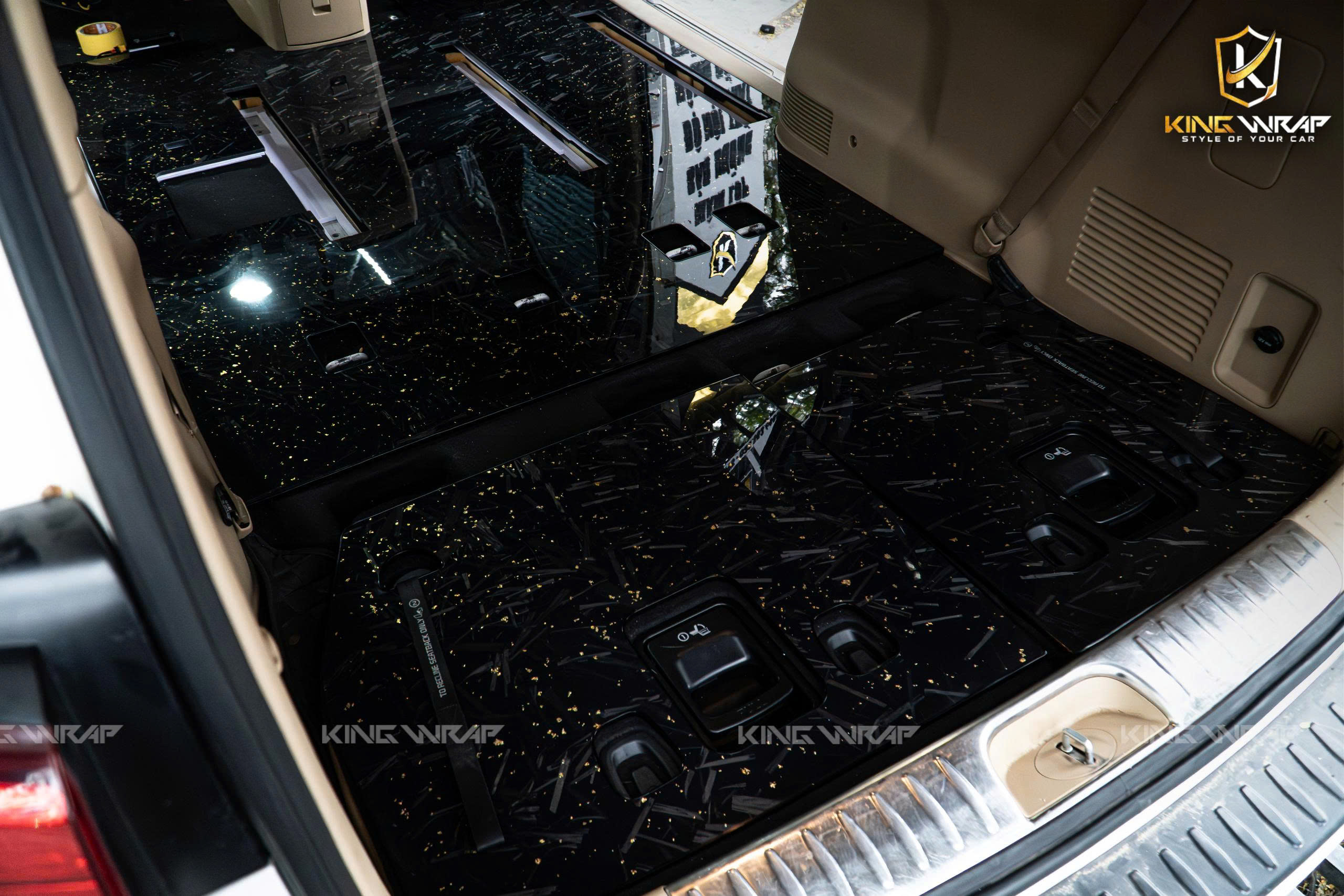 Độ sàn Carbon vẩy vàng xe Sedona tại KingWrap