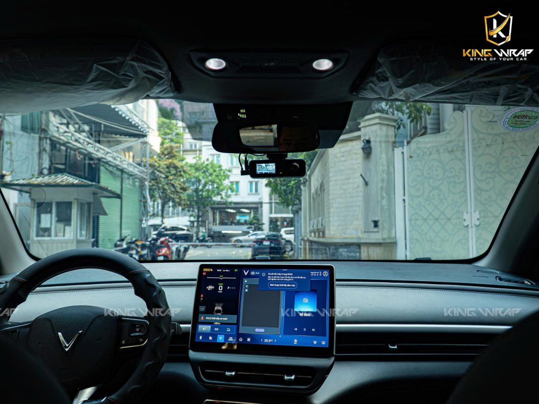 Xe VinFast VF6 dan phim cach nhiet Teckwrap lap cam hanh trinh 70mai 7