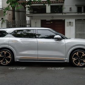Dán đổi màu xám xi măng PET 2308 kết hợp viền vàng đồng cho VinFast VF9 