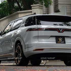 Dán đổi màu xám xi măng PET 2308 kết hợp viền vàng đồng cho VinFast VF9 