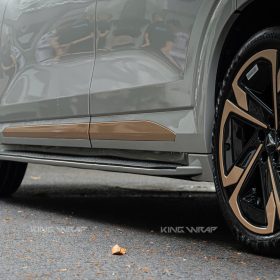 Dán đổi màu xám xi măng PET 2308 kết hợp viền vàng đồng cho VinFast VF9 