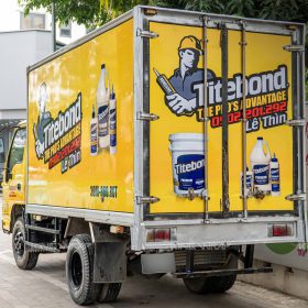 Dán tem QCDN trên xe tải tại KingWrap