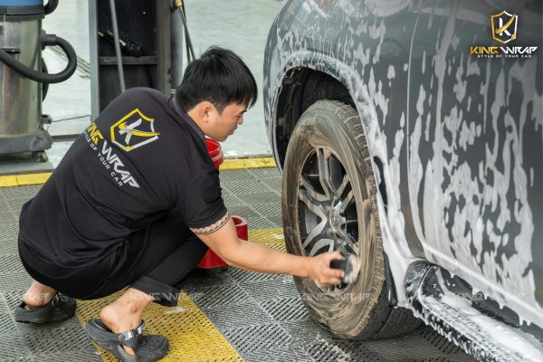 Bảng giá chăm sóc xe ô tô: So sánh và lựa chọn gói tốt 2 rua xe ve sinh o to