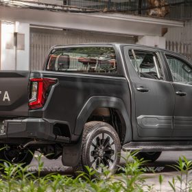 Dán decal CYS đen lì cho Toyota Hilux