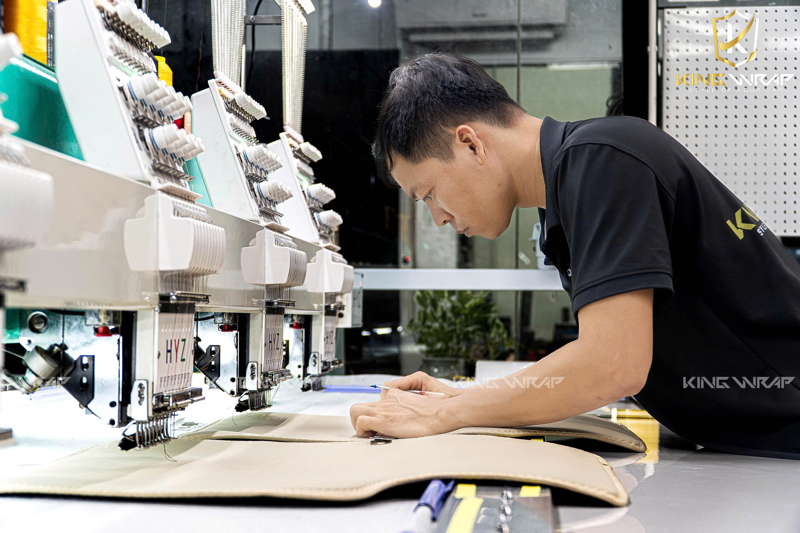 Xưởng may thảm sàn ô tô theo yêu cầu tại KingWrap