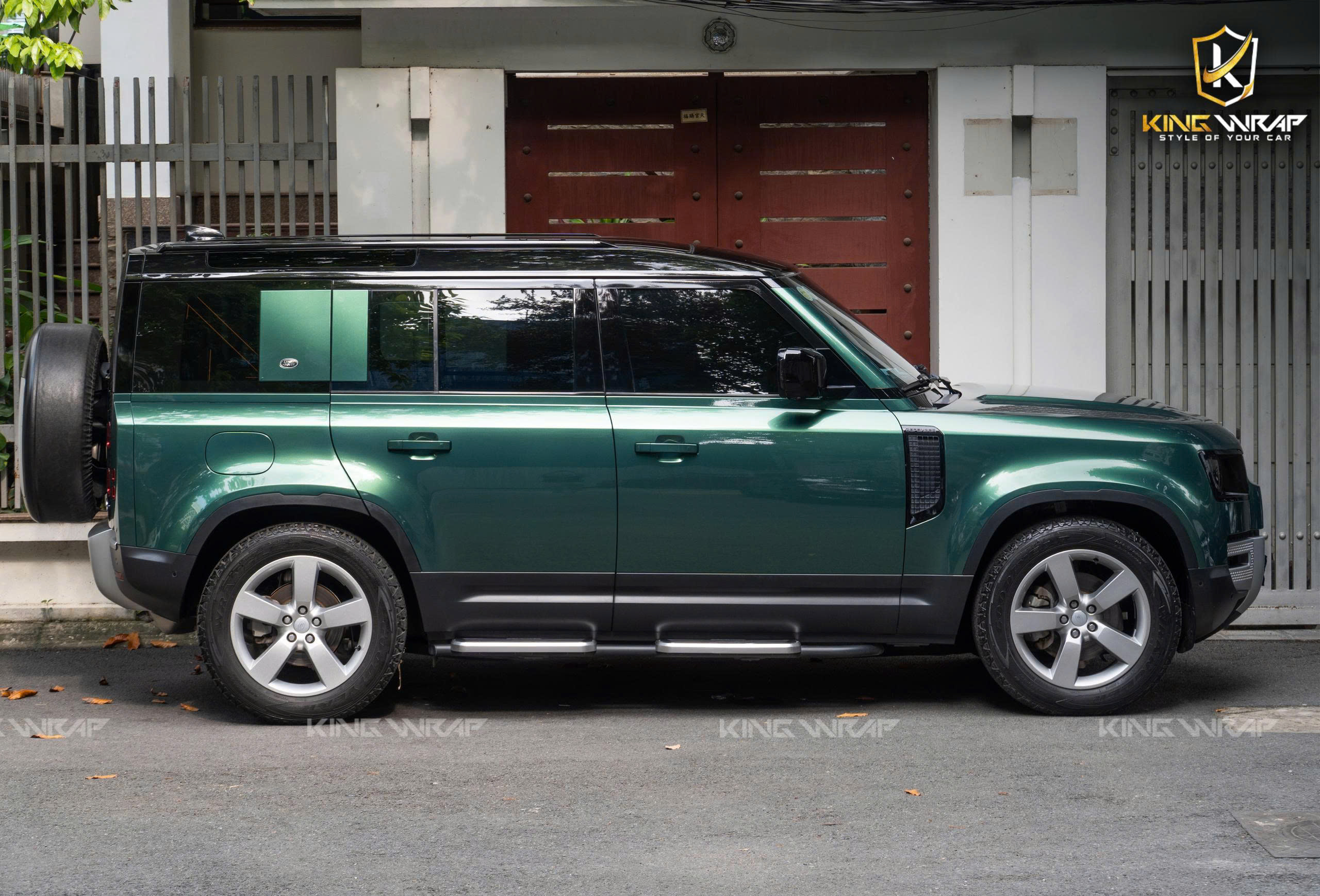 Land Rover Defender dán decal đổi màu Avery Dennison Land Rover Defender dán decal đổi màu Avery Dennison