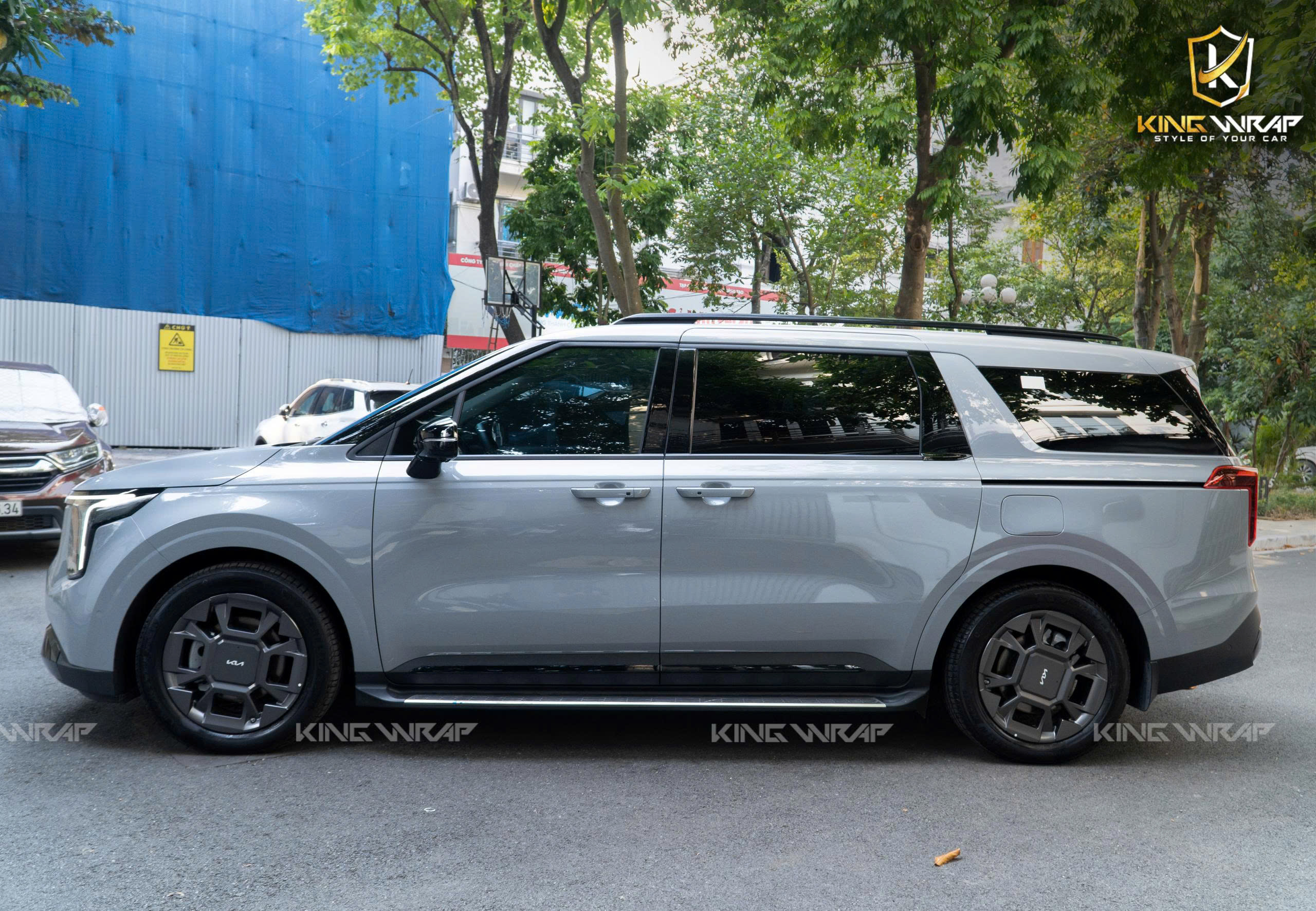 dan-doi-mau-xam-ghi-sang-kia-carnival-5 Dán đổi màu xám ghi sáng xe KIA Carnival