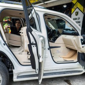 Thi công lắp thảm lót sàn da Nappa xe Toyota Land Cruiser LC300 HEV