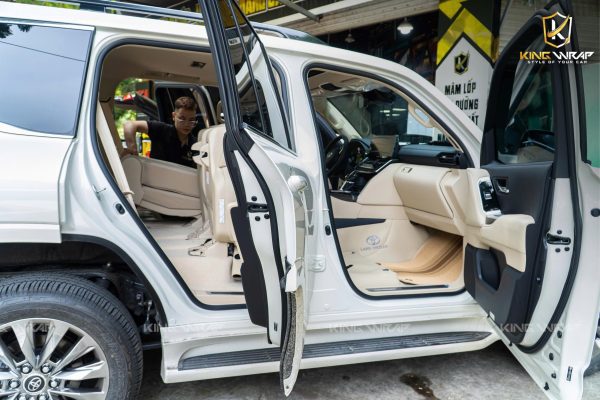 Thi công lắp thảm lót sàn da Nappa xe Toyota Land Cruiser LC300 HEV