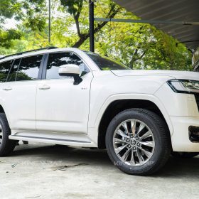 Thi công lắp thảm lót sàn da Nappa xe Toyota Land Cruiser LC300 HEV