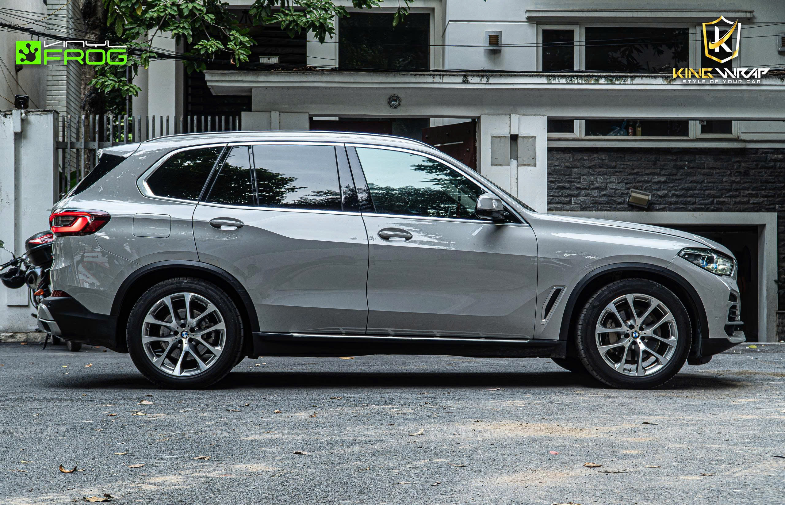 BMW X5 dán decal VinylFrog đổi màu xám xi măng BMW X5 dán decal VinylFrog đổi màu xám xi măng