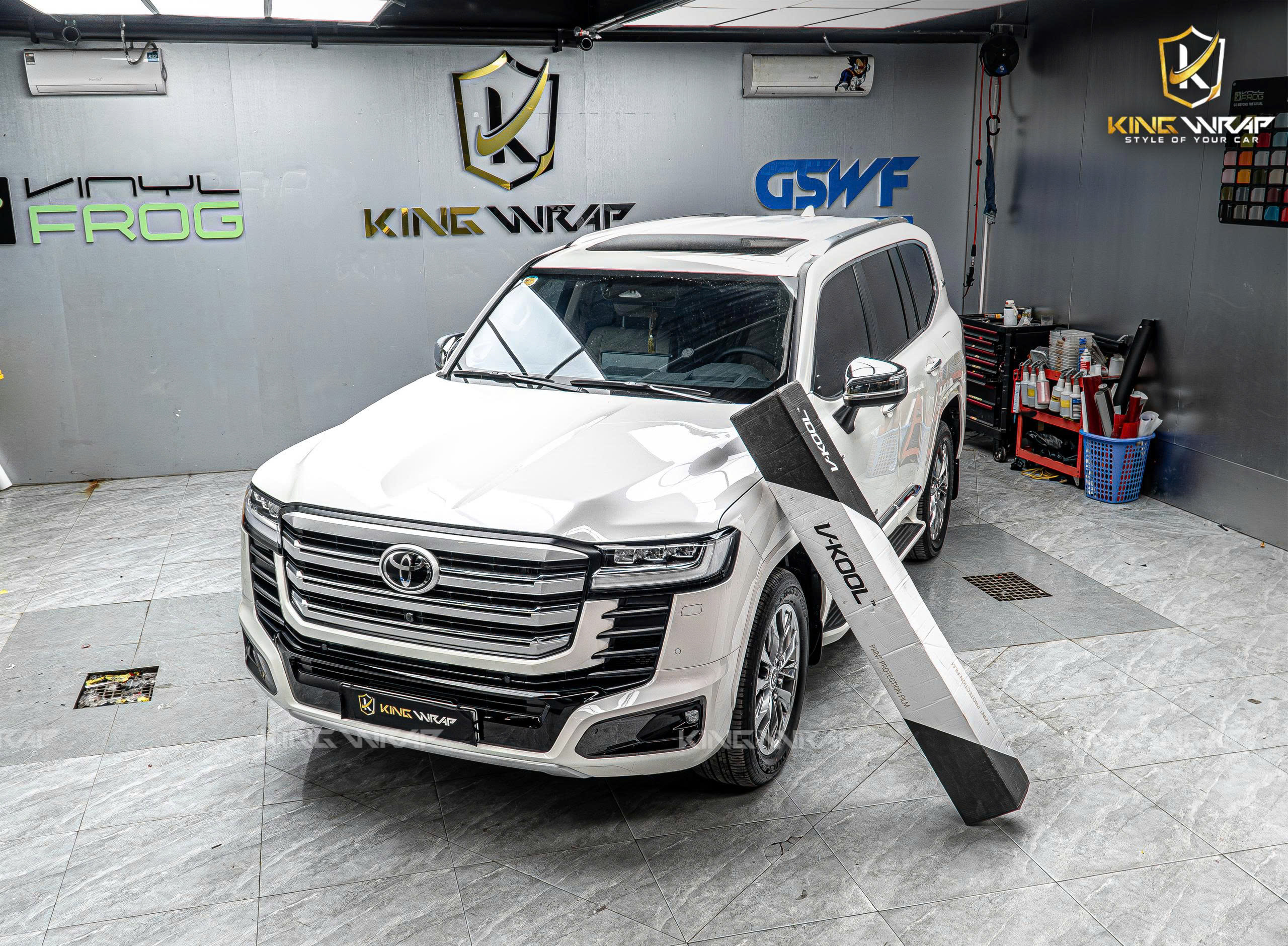 Land Cruiser LC300 HEV dán PPF V-Kool tại KingWrap Land Cruiser LC300 HEV dán PPF V-Kool tại KingWrap