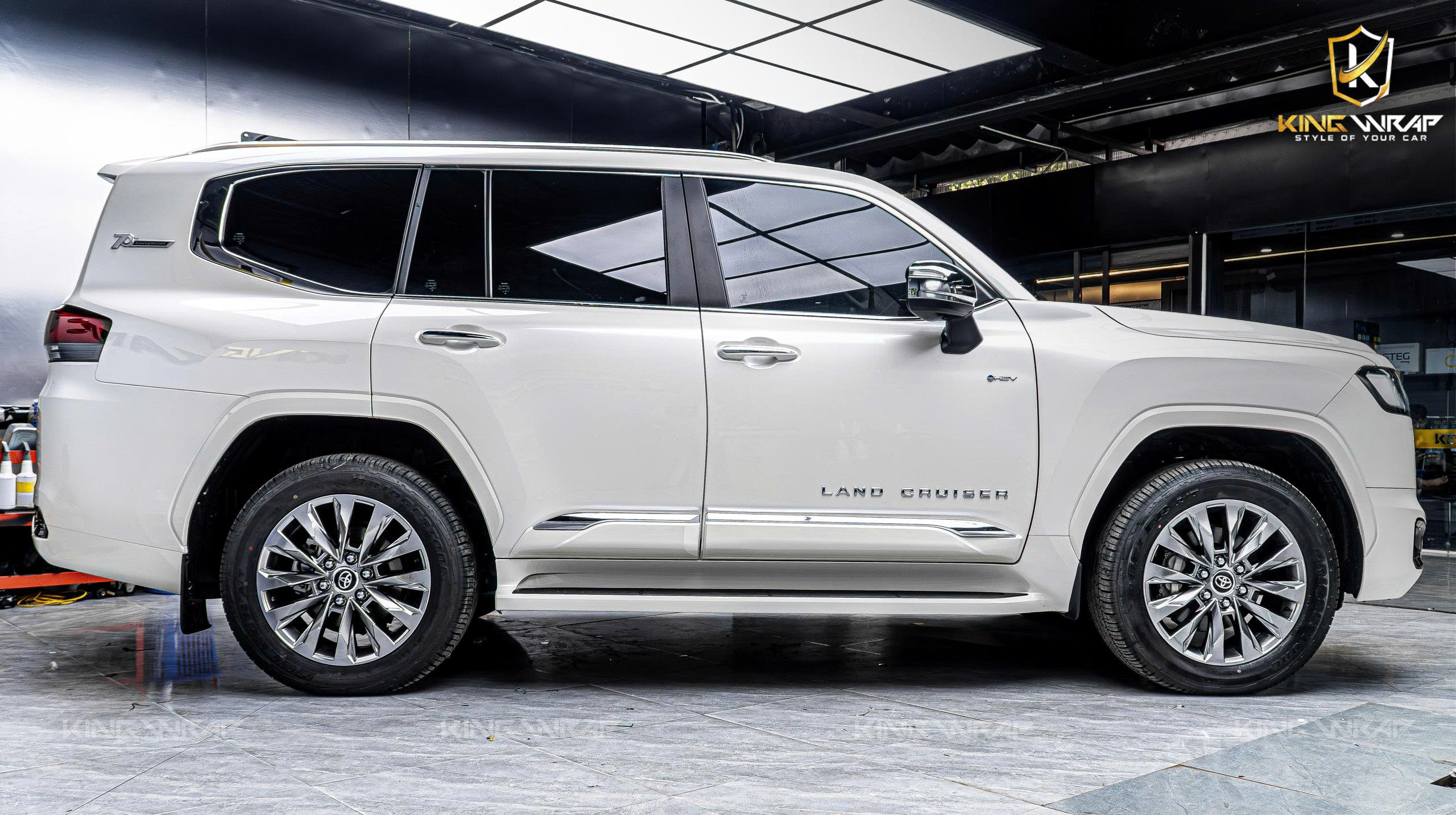 Land Cruiser LC300 HEV dán PPF V-Kool tại KingWrap Land Cruiser LC300 HEV dán PPF V-Kool tại KingWrap