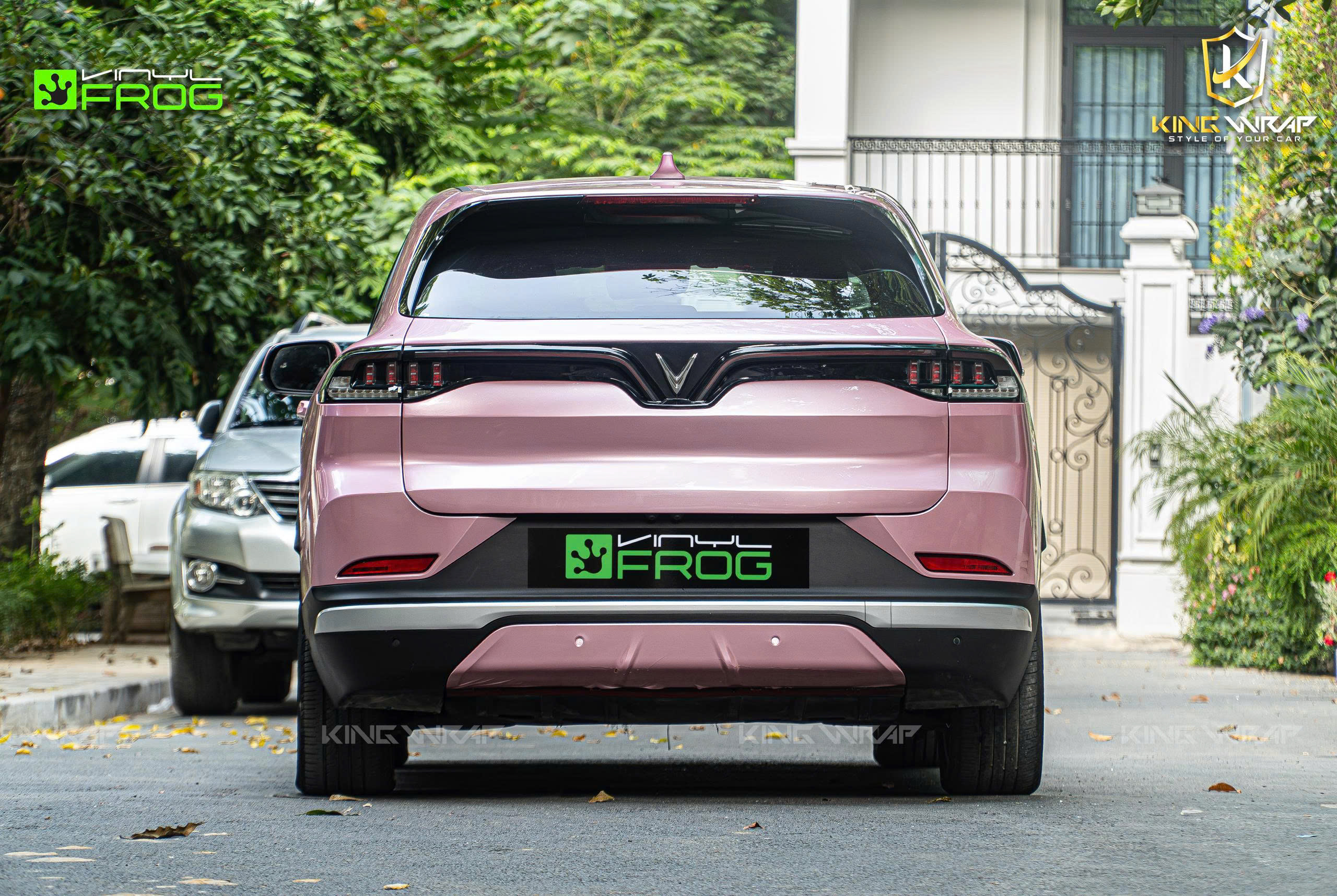 VinFast Lux A2.0 dán đổi màu hồng decal VinylFrog VinFast Lux A2.0 dán đổi màu hồng decal VinylFrog