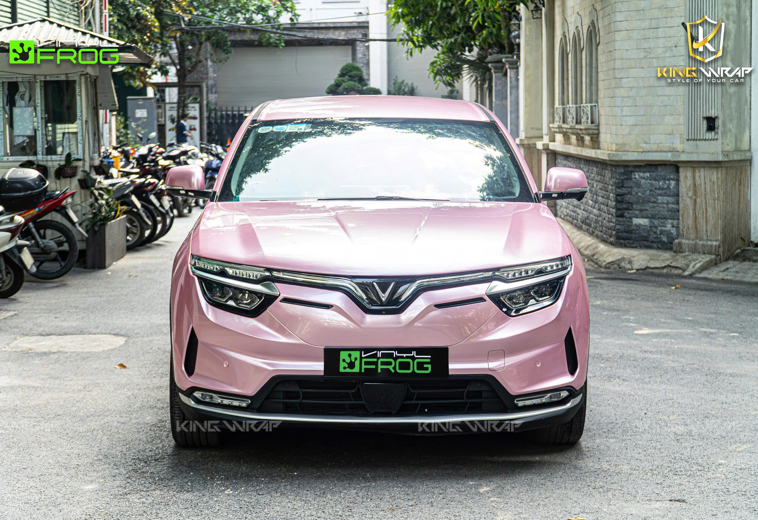 VinFast Lux A2.0 dán đổi màu hồng decal VinylFrog VinFast Lux A2.0 dán đổi màu hồng decal VinylFrog