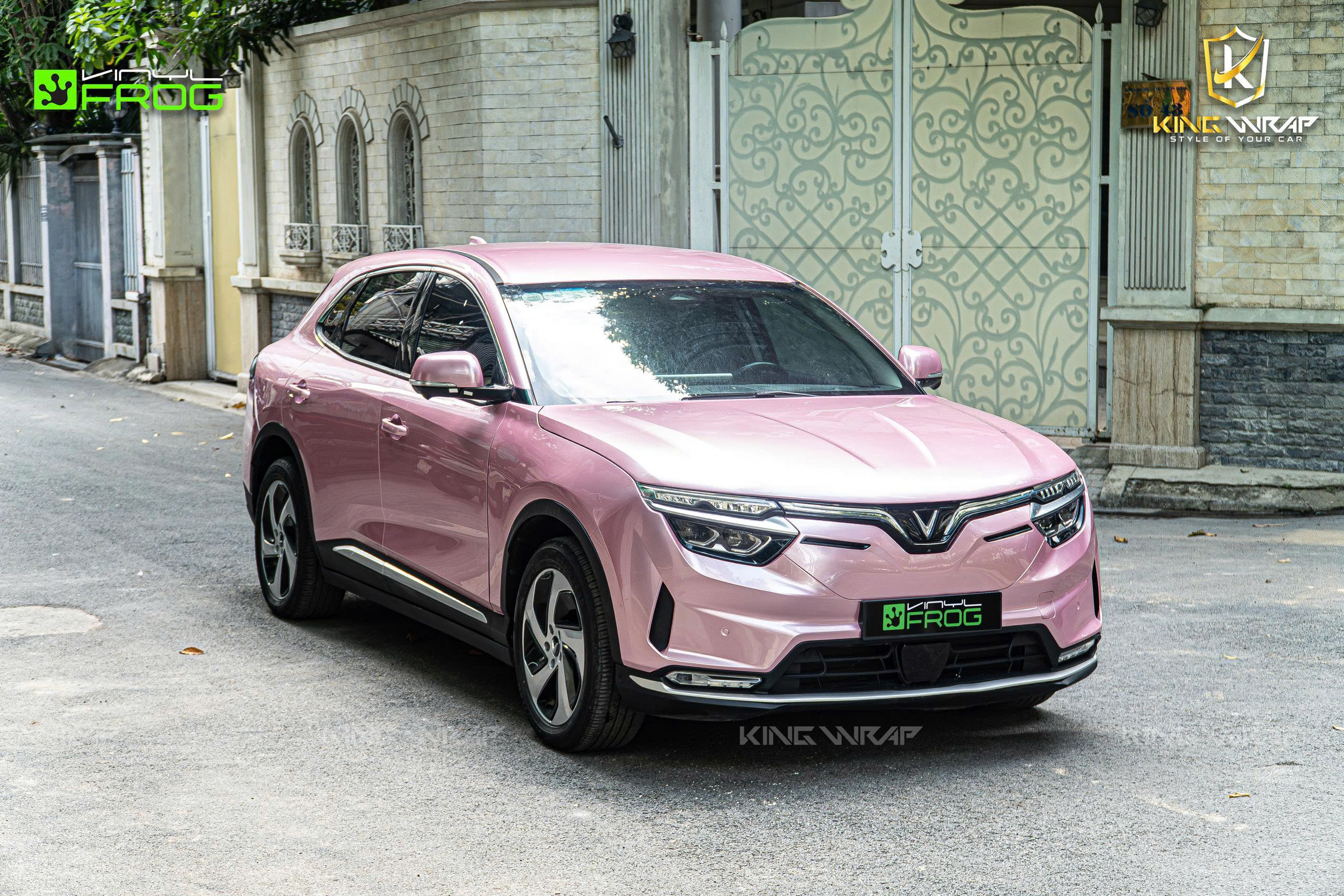 VinFast Lux A2.0 dán đổi màu hồng decal VinylFrog VinFast Lux A2.0 dán đổi màu hồng decal VinylFrog