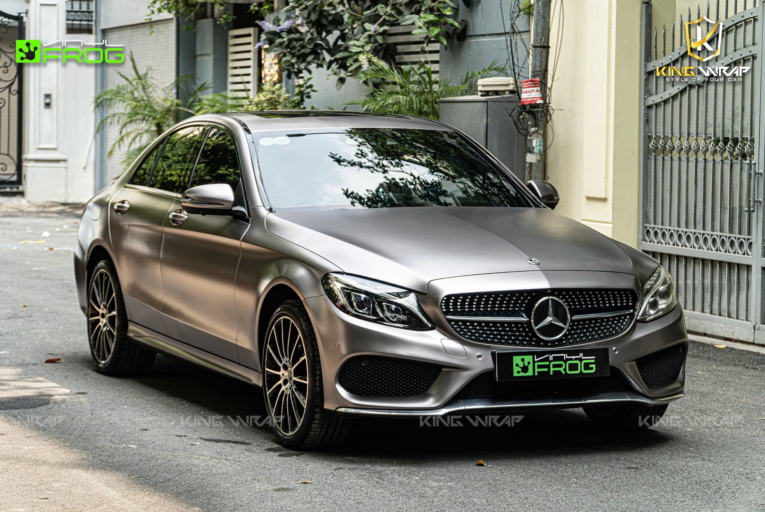 dan-doi-mau-xam-titan-vinylfrog-mercdes-c300-2 Dán đổi màu xám titan VinylFrog Mercedes C300