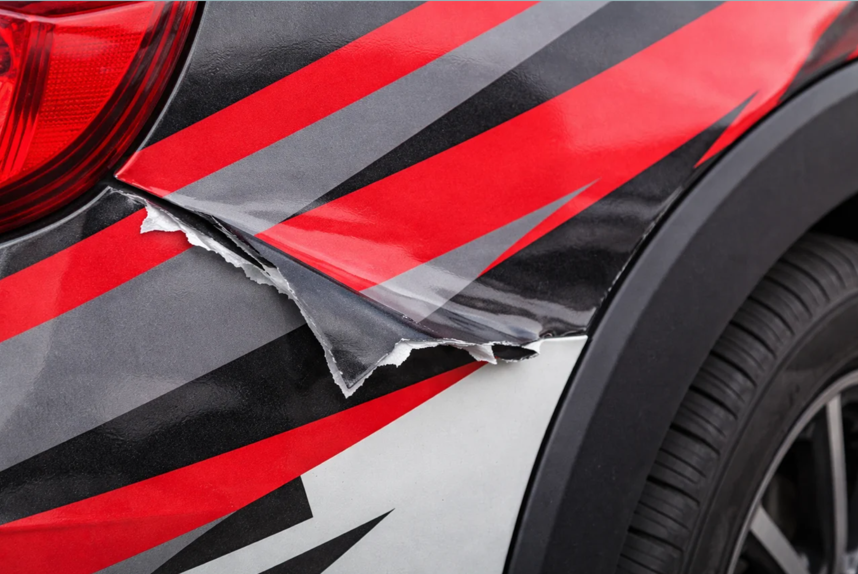 Dán decal đổi màu xe ô tô có bền không? Tuổi thọ và cách bảo quản Dán decal đổi màu xe ô tô có bền không? Tuổi thọ và cách bảo quản